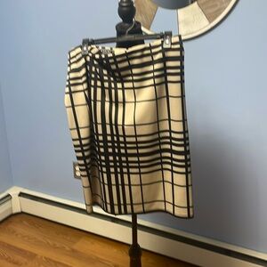 Skirt like new. Smoke free home.